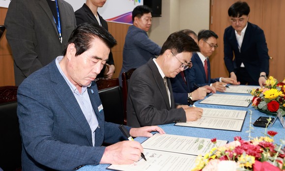 김동일 시장은 19일 충남도청에서 수소 가스터빈 시험평가센터 유치를 위한 업무 협약을 체결하고 있다. ⓒ 프라임경제