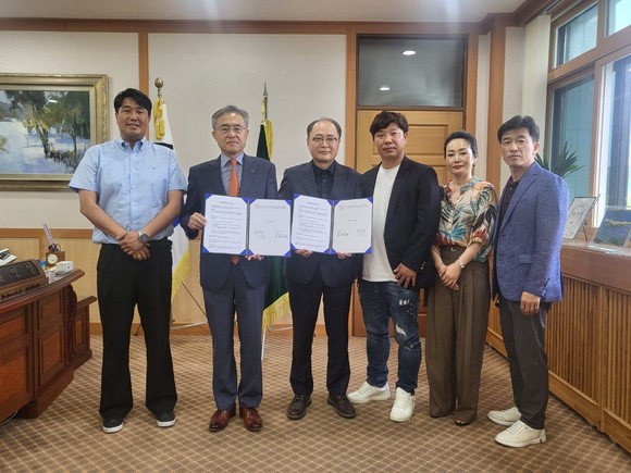19일 대원대학교에서 양기관 간 유학생 양성을 위한 협약을 체결하고 기념촬영을 하고 있다. = 나영혜 기자
