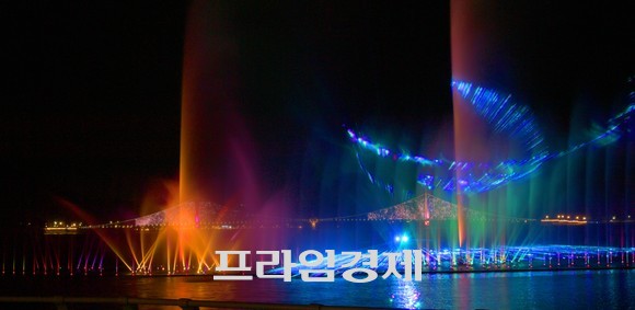예당호 출렁다리 음악분수 모습. ⓒ 프라임경제