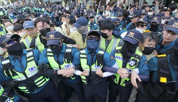 경찰과 대구시 공무원이 대구퀴어축제를 둘러싸고 대치 중이다. ⓒ 연합뉴스