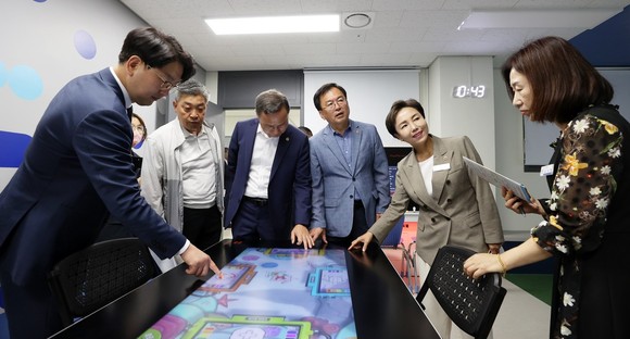 20일 예산꿈빛학교와 아산초등학교, 온양한올고등학교 방문을 통해 교육 현장 방문 모습. ⓒ 의회사무국