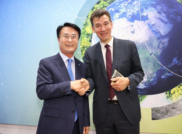 박동식 사천시장이 필립 밥티스트 대표와 함께하고 있다. ⓒ 사천시