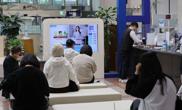 대환대출 서비스가 시행된 지 22일 만에 약 5000억원의 대출자산 이동이 발생한 것으로 파악됐다. ⓒ 연합뉴스