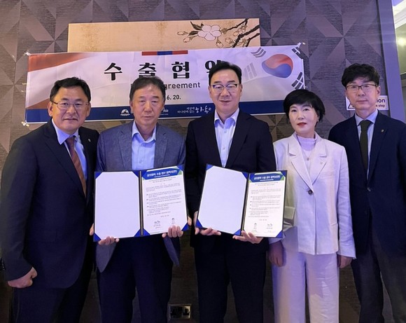 하동군이 오스트리아 PAN ASIA 정종완 회장과 청정하동 농산물 수출협약을 체결하고 있다. ⓒ 하동군