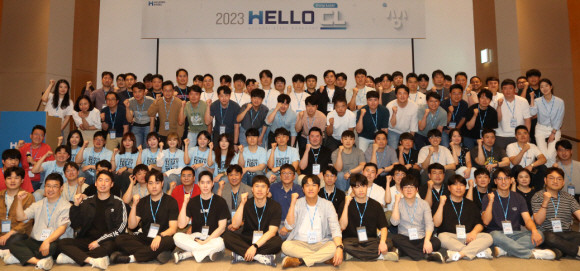 '2023 HELLO CL 워크숍'에 참가한 현대제철 임직원들이 단체 촬영하는 모습. ⓒ 현대제철