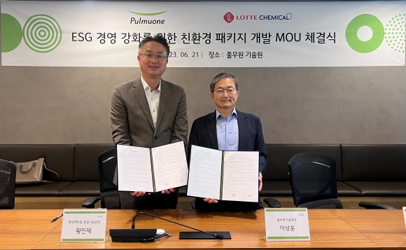 황민재 롯데케미칼 종합기술원 원장(왼쪽)과 이상윤 풀무원기술원 원장의 MOU체결 기념사진. ⓒ 롯데케미칼