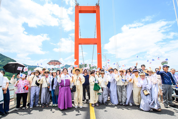 남해대교 개통 50주년 기념식 맞아 남해대교 건너기 행사를 진행하고 있다. ⓒ 남해군