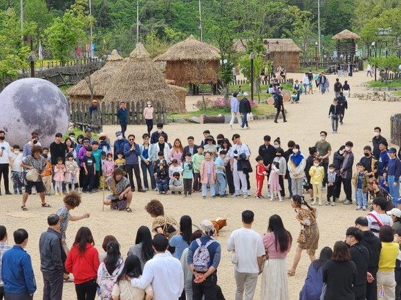 관광객들이 고인돌 선사체험장에서 생활 재현 공연을 즐기고 있다. ⓒ 화순군