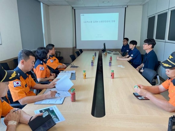 22일 국가중요시설인 LIG넥스원 김천하우스를 방문해 화재취약요인 점검과 화재예방 컨설팅을 실시 하고 있다. ⓒ 김천소방서