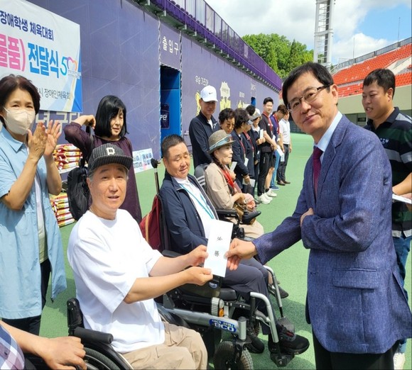 안양시장애인체육회 박윤규 부회장이 입상선수에게 포상금을 전달하고 있다. = 나영혜 기자