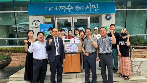 망마농악단 육성을 위해 300만원 상당의 후원 물품을 시전동주민센터에 전달했다. ⓒ 여수시