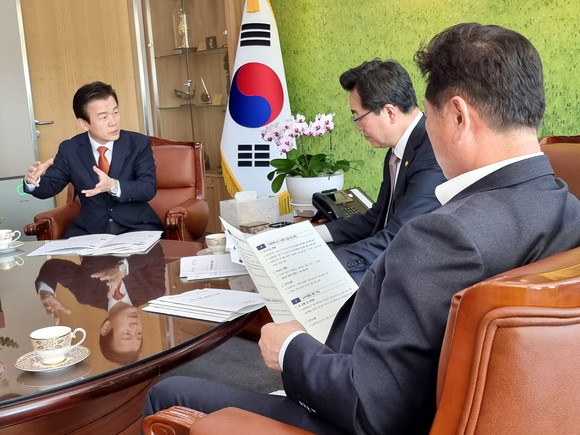 조규일 진주시장이 정황근 농림축산식품부 장관에게 도농 복합도시 필요성을 설명하고 있다. ⓒ 진주시