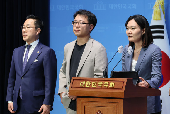 김남희·윤형중 더불어민주당 혁신위원회 대변인이 23일 국회 소통관에서 혁신위 2차 회의 결과를 브리핑하고 있다. 왼쪽은 박성준 의원. ⓒ 연합뉴스