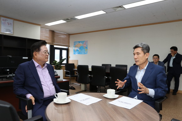 23일 정부 서울청사에서 지역현안에 대해 논의중인 우동기 대통령 직속 국가균형발전위원장(좌측)과 이강덕 포항시장 모습. ⓒ 포항시