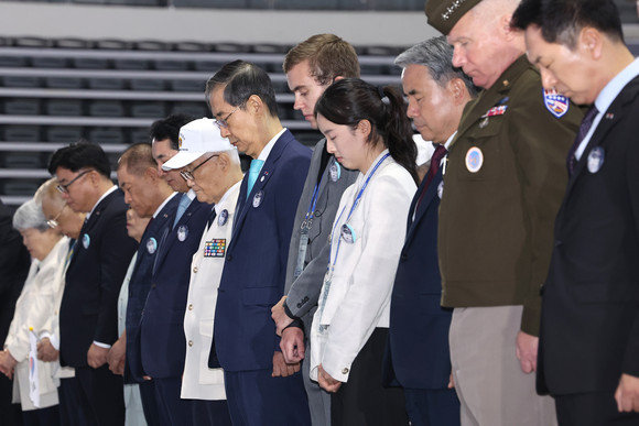 한덕수 국무총리가 25일 장충체육관에서 열린 6·25 73주년 행사에 참석해 묵념을 하고 있다. ⓒ 연합뉴스