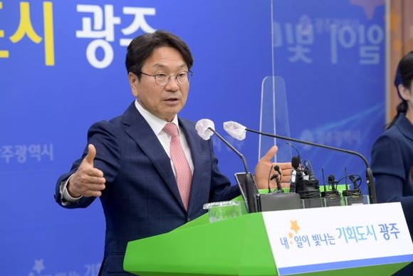강기정 광주광역시장이 26일 오전 시청 브리핑실에서 광주 군공항 유치지역 지원방안을 발표하고 있다. ⓒ 광주광역시
