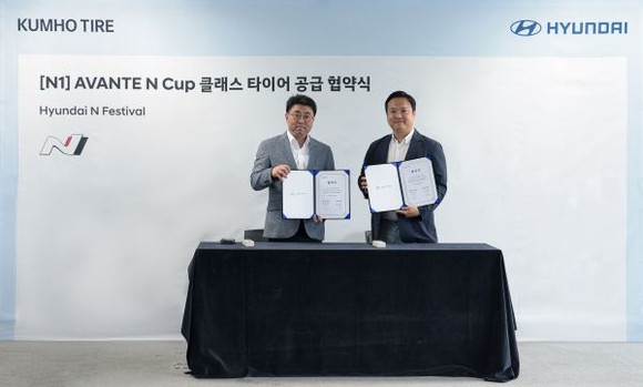 금호타이어 G.마케팅담당 윤장혁 상무(사진 왼쪽) 와 현대자동차 N브랜드매니지먼트실 박준우 상무가 현대N페스티벌 최상위 클래스 타이어 공급 협약식을 체결하며 사진 촬영을 하고 있다. ⓒ 금호타이어
