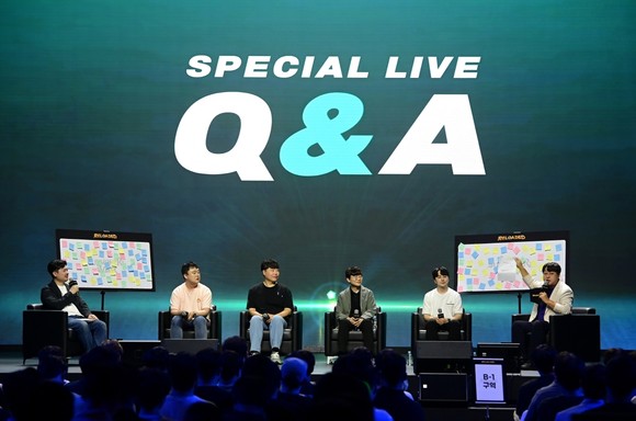 컴투스 이주환 대표, 김태형 PD, 홍석기 사업실장, 서지영 기획팀장 등이 직접 무대에 올라 유저들이 보낸 질문과 응원에 화답하며 소통하는 시간을 마련했다. ⓒ 컴투스