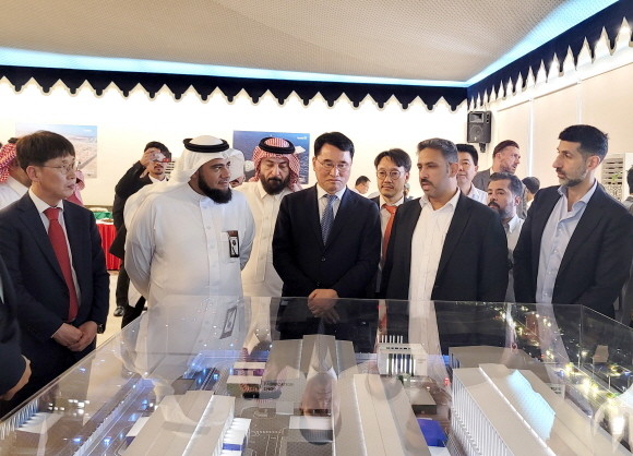 사우디 라스 알 헤어(Ras Al-Khair)에서 진행된 'MAKEEN(마킨)' 엔진공장 착공식에서 한영석 HD현대중공업 부회장이 엔진공장 조감도를 바라보고 있다. ⓒ HD현대