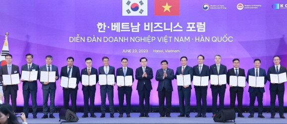 지난 23일 베트남 하노이에서 열린 친환경 연료전환 사업 추진을 위한 업무협약(MOU) 체결식에서 이창양 산업부 장관(왼쪽에서 8번째), 베트남 응우옌 찌 중 기획투자부 장관(왼쪽에서 9번째), 두산에너빌리티 정연인 사장(왼쪽에서 7번째), 박홍욱 파워서비스BG장(오른쪽에서 4번째), 김정관 마케팅부문장(왼쪽에서 5번째) 등 참석자들이 기념촬영을 하고 있다. ⓒ 두산에너빌리티