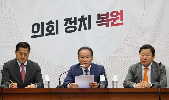 윤재옥 국민의힘 원내대표가 27일 오전 국회에서 열린 원내대책회의에서 발언하고 있다. 왼쪽부터 박대출 정책위의장, 윤 원내대표, 이철규 사무총장. ⓒ 연합뉴스