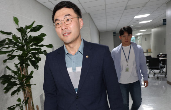 김남국 의원이 26일 국회 의원회관 사무실에서 나오고 있다. ⓒ 연합뉴스