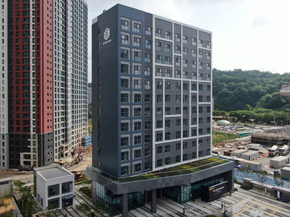 현대엔지니어링이 시공한 국내 최고층(13층) 모듈러주택 '용인 영덕 경기행복주택' 전경. © 현대엔지니어링