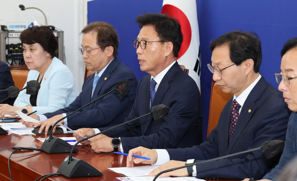 박광온 더불어민주당 원내대표가 27일 국회에서 열린 원내대책회의에서 발언하고 있다. ⓒ 연합뉴스