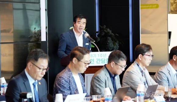 27일 대천해수욕장 호텔 쏠레르에서 열린 민선 8기 1주년 언론인 간담회에서 모두 발언을 하고 있는 김동일 보령시장. ⓒ 프라임경제