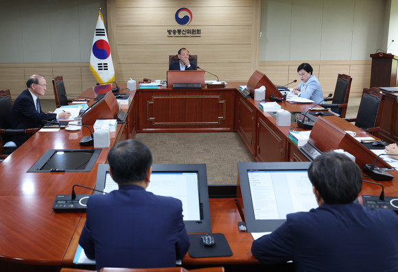 김효재 방송통신위원장 직무대행이 지난 14일 오전 과천 방송통신위원회에서 열린 전체회의에서 김현 상임위원의 질의를 듣고 있다. ⓒ 연합뉴스