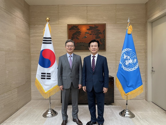 조규일 진주시장이 황준국 주유엔 대한민국 대표부 대사와의 만남을 가지고 있다. ⓒ 진주시