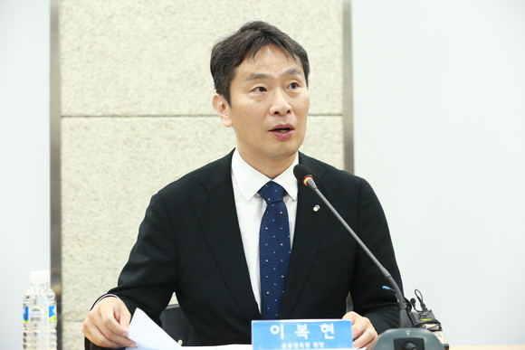 이복현 금감원장이 '우리카드 상생금융 출시 기념 취약계층 후원금 전달 및 소상공인 간담회'에 참석했다. ⓒ 우리카드