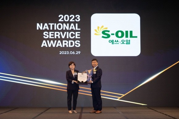 에쓰오일은 29일 JW메리어트 동대문 스퀘어에서 열린 ‘2023 국가서비스대상’ 시상식에서 6년 연속 주유소 부문 및 모바일 주유앱 부문에서 1위에 선정됐다. 이기봉 에쓰오일 영업전략부문장(오른쪽), 하수경 2023 국가서비스대상 심사위원장. ⓒ 에쓰오일