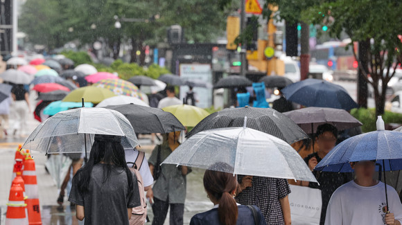 서울시 전역에 호우주의보가 내려진 29일 오후 서울 강남역 인근에서 우산을 쓴 시민들이 이동하고 있다. ⓒ 연합뉴스