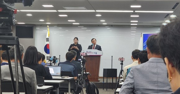 29일 시청 세종실에서 시정 4기 출범 1주년을 맞아 브리핑을 하고 있는 최민호 세종시장. ⓒ 프라임경제