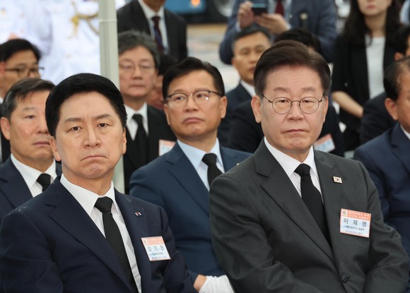 기현 국민의힘 대표와 이재명 더불어민주당 대표가 29일 오전 경기도 평택시 포승읍 해군 제2함대사령부에서 열린 ‘제2연평해전 승전 21주년 기념행사’에 참석해 있다. ⓒ 연합뉴스