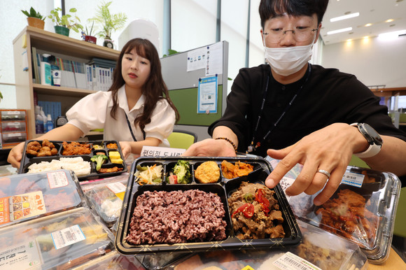 한국소비자원이 선호편의점 도시락을 분석한 결과 제품별로 단백질 양은 충분했지만, 나트륨 함량이 높아 섭취 시 주의가 필요한 것으로 나타났다. ⓒ 연합뉴스