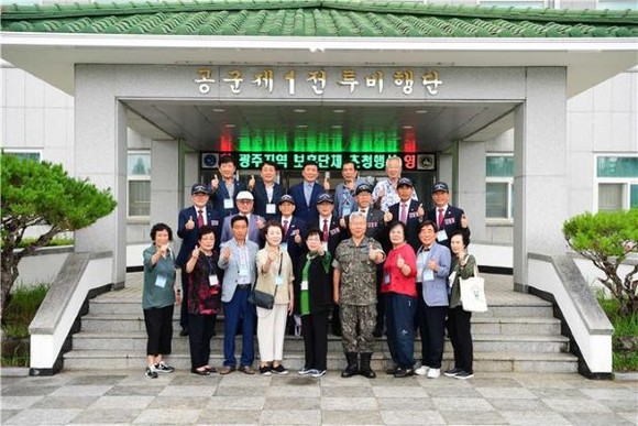 공군 제1 전투비행단은 호국보훈의 달을 맞아 보훈단체 회원들을 초청하는 행사를 실시했다. ⓒ 공군 제1 전투비행단