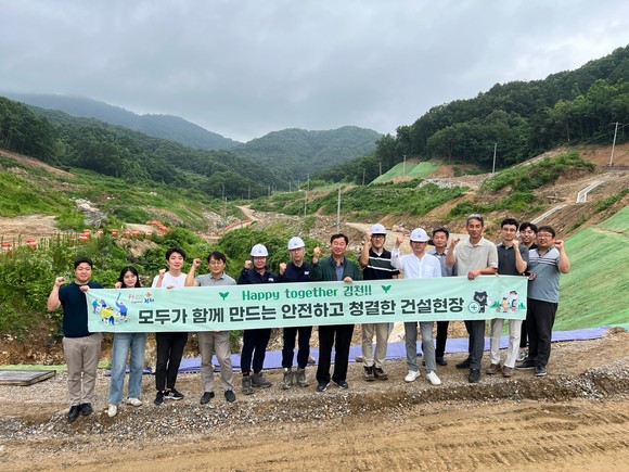 김천시청 건설도시과는 장마철 안전관리를 위한 현장방문 후 기념 촬영을 하고 있다. ⓒ 김천시