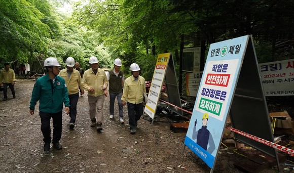 남성현 산림청장(왼쪽)이 30일 오후 전북 무주군 국립덕유산자연휴양림을 찾아 집중호우 대비 시설물 안전 점검과 대처상황을 점검 하고 있다. ⓒ 산림청