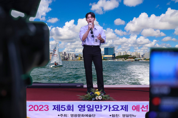 1일 포항 장성문화극장에서 개최한 영일만가요제에 한 출연자가 열창하고 있다. = 김진호 기자