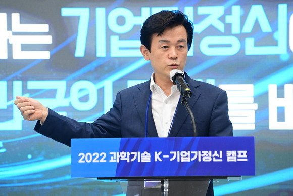 조규일 시장이 K-기업가정신 캠프에 대해 설명하고 있다. ⓒ 진주시