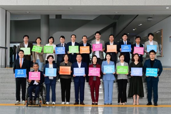 9대 의회 개원 1주년을 맞은 광주광역시의원들이 개원 100일을 맞아 작성했던 '나의 초심'이 적힌 보드판을 들고 기념촬영을 하고 있다. ⓒ 광주광역시의회