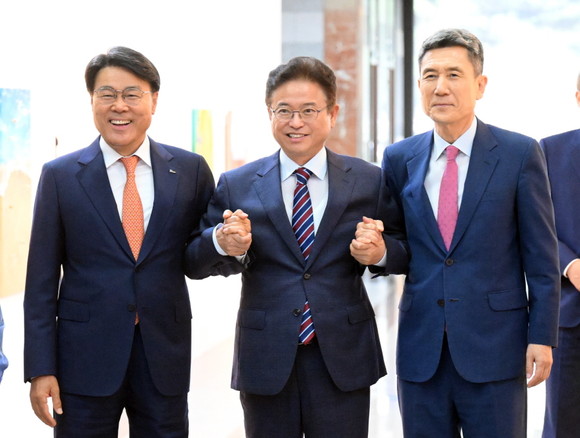 3일 포스코 포항제철소 종합 준공 50주년 기념식에서 포스코와 포항시의 상생협력을 위한 손을 잡고 있는 최정우 포스코회장(좌측)과 이철우 경북도지사(가운데), 이강덕 포항시장(우측) 모습. ⓒ 포항시청