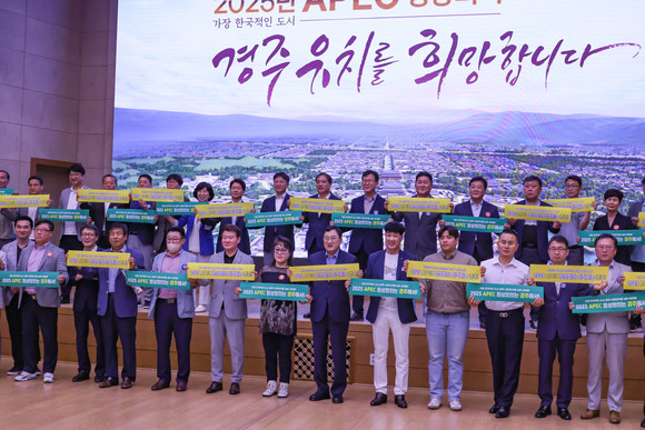 3일 경주시청 알천홀에서 열린 '민선 8기 출범 1주년 기념' 언론간담회에서 주낙영 경주시장과 현장에 참석한 기자들이 2025APEC정상회의 경주유치 퍼포먼스를 펼치고 있다. = 김진호 기자