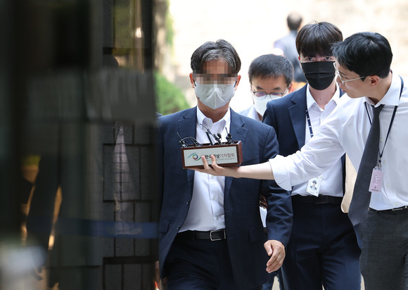 정당법 위반 등 혐의로 구속영장이 청구된 더불어민주당 송영길 전 대표의 전 보조관 박용수씨가 지난 3일 서울중앙지법에서 열리는 영장실질심사에 출석하고 있다. ⓒ 연합뉴스