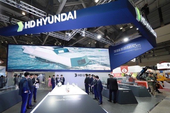 지난 6월7일 부산 벡스코에 마련된 'MADEX 2023(국제해양방위산업전)' HD현대중공업 부스를 관람객들이 둘러보고 있다. ⓒ HD현대중공업
