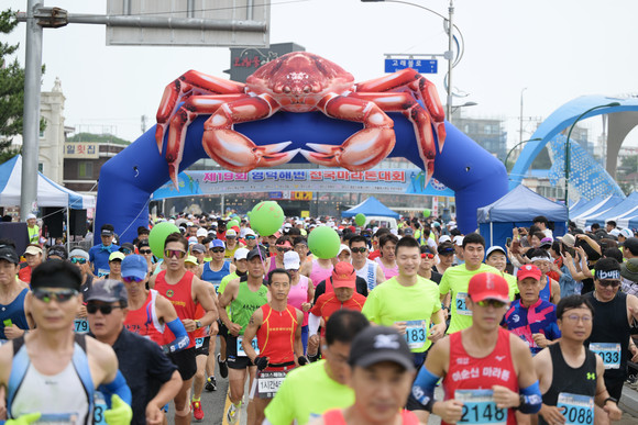 지난 1일 영덕 고래불해수욕장에서 진행된 '제19회 영덕해변 전국 마라톤대회'에서 참가자들이 출발신호에 따라 힘차게 출발선을 박차고 나가고 있다. ⓒ 영덕군청