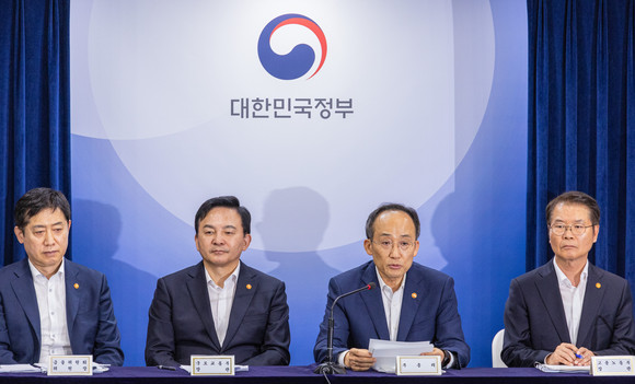추경호 부총리 겸 기획재정부 장관(왼쪽 세 번째)이 4일 오후 서울 종로구 정부서울청사에서 2023년 하반기 경제정책 방향 합동브리핑을 하고 있다. ⓒ 연합뉴스