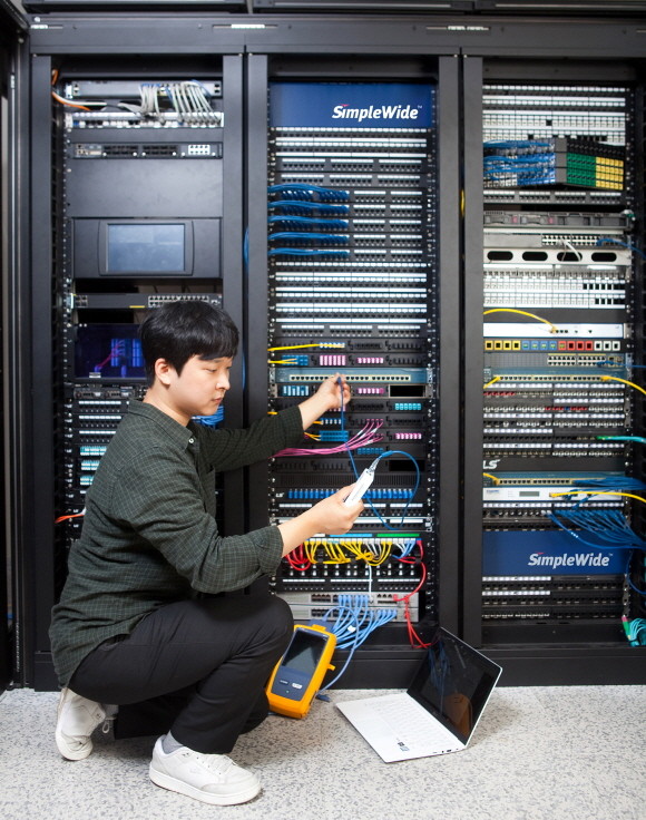 LS전선 직원이 데이터센터에서 랜 케이블을 점검하고 있다. ⓒ LS전선